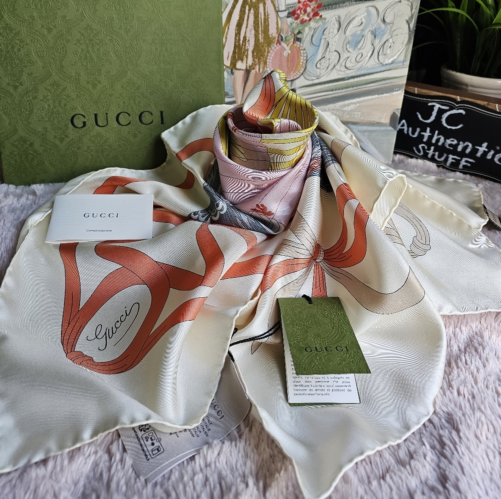 GUCCI fly Swan silk scarf 90x90 in multi color. Brand new in a box with tag